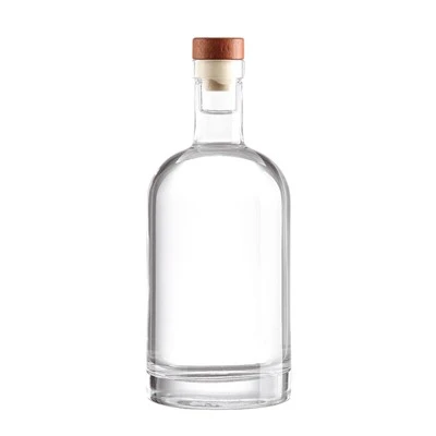 Sylinterimäinen tyhjä vodkalasipullo